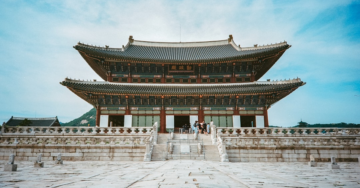 How to Rent a Hanbok Near Gyeongbokgung — What Isn't in the Price